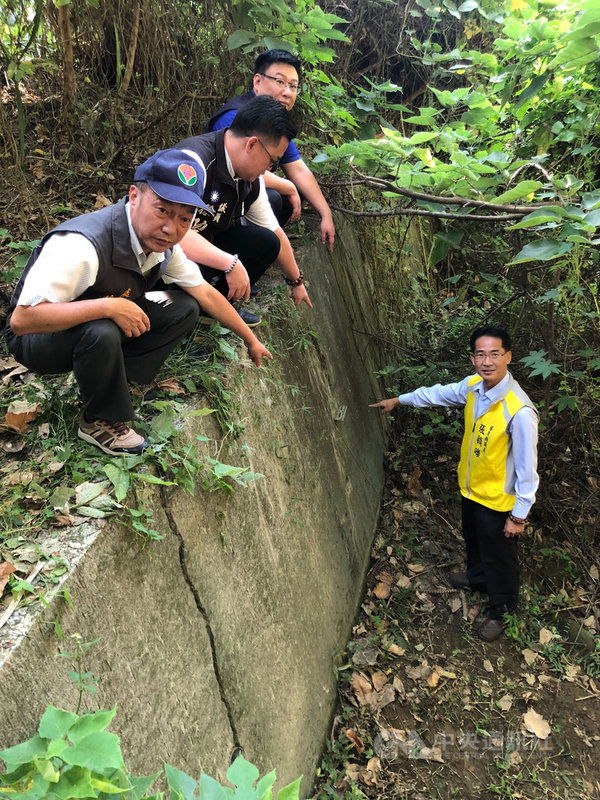 苗栗縣38台監測野生動物的紅外線自動相機遭竊;苗栗縣議會多名議員23日上午會同農業處、石虎調查員及警方前往失竊地點之一苗29線路段會勘。中央社記者管瑞平攝 108年10月23日