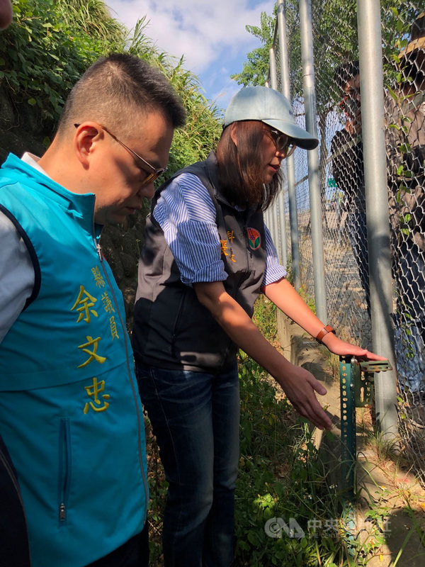 苗栗縣38台監測野生動物的紅外線自動相機遭竊;苗栗縣議員余文忠(左)等人,23日上午會同農業處、石虎調查員及警方前往失竊地點之一苗29線路段會勘,並呼籲竊賊自動歸還。中央社記者管瑞平攝 108年10月23日