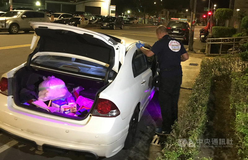 新北市一名男子24日凌晨在新北地檢署前,對攔查臨檢的警方對空鳴發8槍後逃逸。警方攔查追捕,嫌疑人隨後向警方投案,警詢後移送法辦。(警方提供)中央社記者黃旭昇新北傳真 108年10月24日