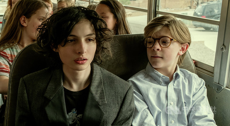 加拿大童星芬恩沃夫哈德(Finn Wolfhard)(左),在電影「金翅雀」(The Goldfinch)中飾演故事主角年輕時的好友,還在片中強吻搭檔童星奧克斯弗格雷(Oakes Fegley)(右)的臉。(華納兄弟提供)中央社記者洪健倫傳真 108年10月24日