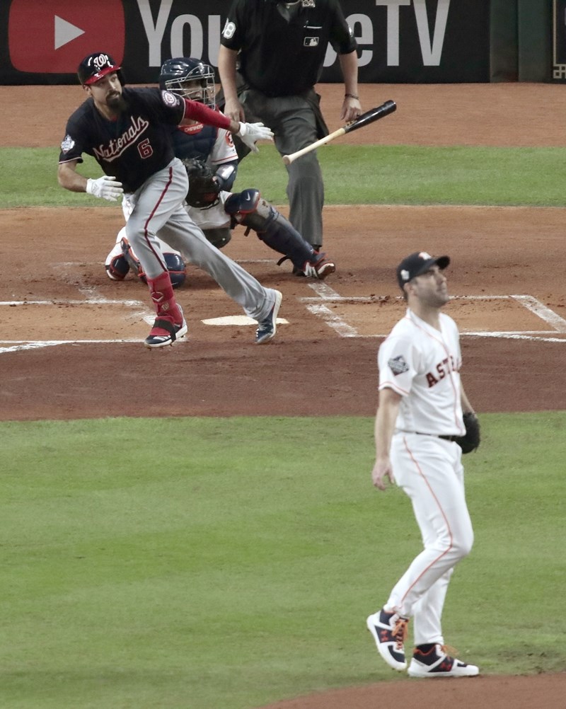 美國職棒大聯盟MLB世界大賽第2戰,倫登(打者)二壘安打助國民攻下兩分。國民24日終場12比3打爆休士頓太空人,在世界大賽取得2連勝領先。(共同社提供)