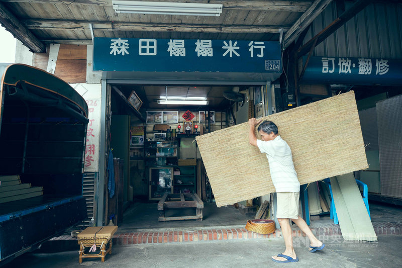 在彰化製作榻榻米超過半世紀的師傅陳財烈，手工縫合組裝成以一疊為單位的榻榻米，成就他一疊一疊堆積而上的人生。（文總提供）中央社記者鄭景雯傳真　108年10月25日