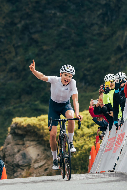 2019台灣自行車登山王挑戰(Taiwan KOM)25日在花蓮登場,730名參賽者同場競技,最終由丹麥籍21歲選手安東.卓明格(Anthon Charmig)封王。(觀光局提供)中央社記者汪淑芬傳真 108年10月25日