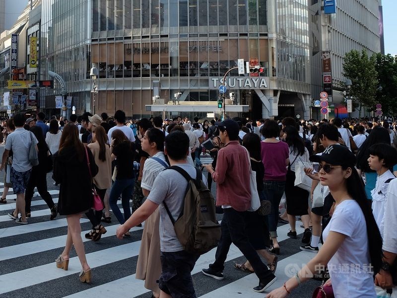 日本政府25日決定,將從2020年1月1日起,在公文書上用「先姓後名」的方式來記載日本人姓名羅馬拼音。圖為東京澀谷街頭。(中央社檔案照片)