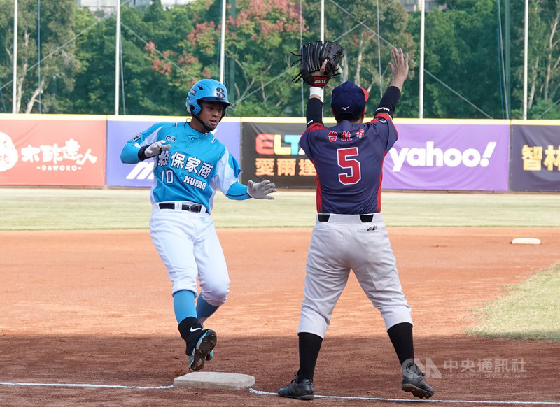 2019第7屆黑豹旗全國高中棒球大賽開幕戰26日登場,由去年冠軍穀保家商(淺色衣)與松山工農(深色衣)交手,穀保家商提前在3局以23比0輕鬆奪勝。中央社記者謝靜雯攝 108年10月26日