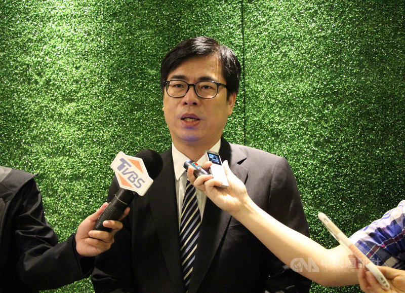 行政院副院長陳其邁26日參加中華民國工商協進會「中部工商午餐會」時表示，中部地區可說是機械與電機的產業重鎮，希望透過定期交流，展現行政院拚經濟的決心。中央社記者蘇木春攝　108年10月26日