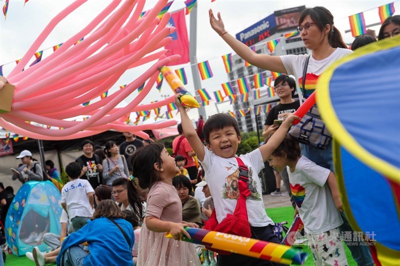 2019第一屆彩虹親子嘉年華26日下午在台北市政府前廣場舉行,歡迎同志家庭、異性戀家庭及所有家庭帶著小朋友到場參與,現場小朋友們不分你我,開心玩在一塊。中央社記者吳家昇攝 108年10月26日