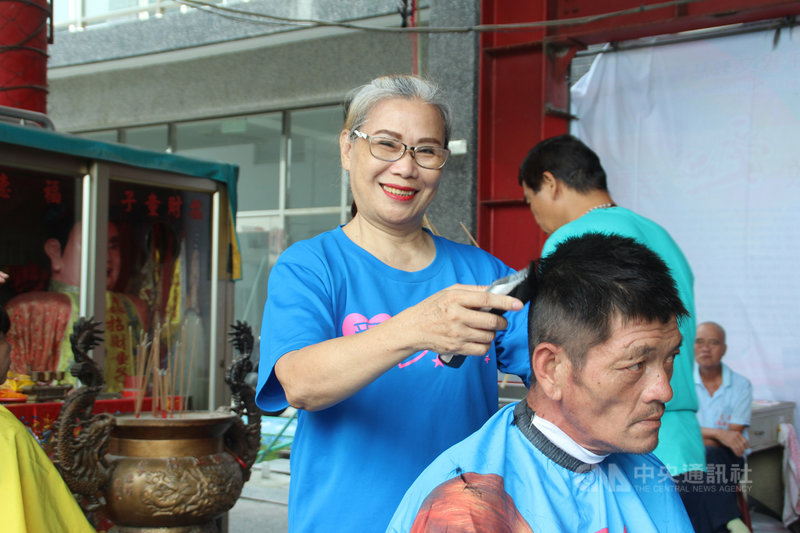 今年67歲的鍾玉珍（左），是愛心義剪團的發起人，20多年來帶著姊妹們走遍花蓮偏鄉角落、社福機構做義剪。中央社記者張祈攝　108年10月26日