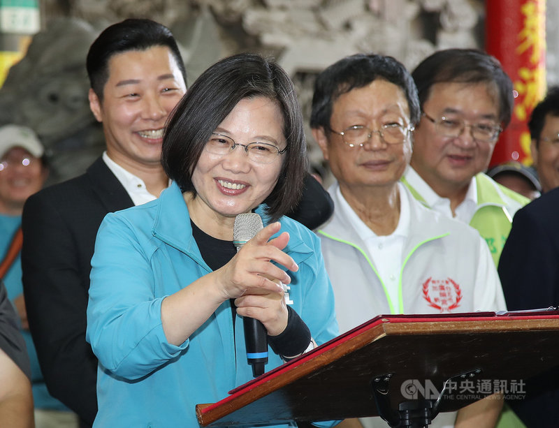 總統蔡英文(前左)27日替無黨籍立委林昶佐(後左)站台時表示,林昶佐理念、價值與民進黨相同,「我們是戰友」,林昶佐面臨苦戰,盼民眾能支持他連任。中央社記者張新偉攝 108年10月27日