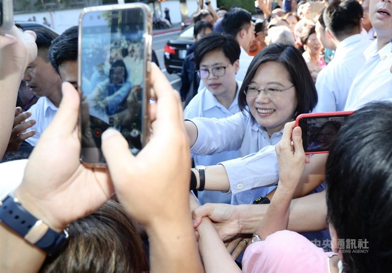 總統蔡英文競選團隊指出,蔡總統雖在年輕族群民調領先對手韓國瑜,但年輕人投票率較低,鼓勵年輕人去拉票、投票是未來重點。圖為總統蔡英文(右)11日在台北南港玉成公園福德宮參香,現場聚集大批支持者熱情相挺。(中央社檔案照片)