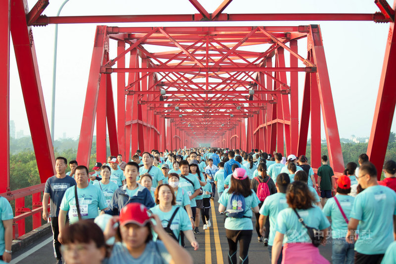 2019西螺媽祖太平媽祈福馬拉松27日清晨鳴槍起跑,近5000名跑者共襄盛舉,賽事路線也行經西螺當地最大地標西螺大橋,場面壯觀。(活動咖提供)中央社記者龍柏安傳真 108年10月27日