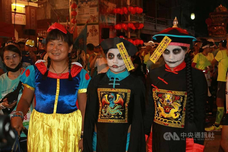 2019西螺媽祖太平媽祈福馬拉松27日清晨鳴槍起跑,近5000名跑者共襄盛舉,還有人打扮成白雪公主、殭屍造型參賽,替賽事增添不少趣味。(活動咖提供)中央社記者龍柏安傳真 108年10月27日
