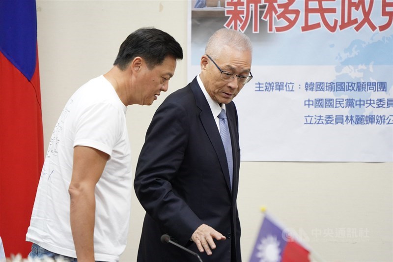 國民黨主席吳敦義(右)27日在國民黨中央黨部出席新移民全國後援總會成立大會,與前台北縣長周錫瑋(左)交換意見。中央社記者徐肇昌攝 108年10月27日