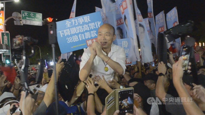 國民黨總統參選人韓國瑜走出同溫層,27日將在台北參加北部首場青年政策論壇,爭取年輕人的支持。圖為韓國瑜20日在嘉義市文化公園出席造勢活動,被大批韓粉圍住動彈不得。(中央社檔案照片)