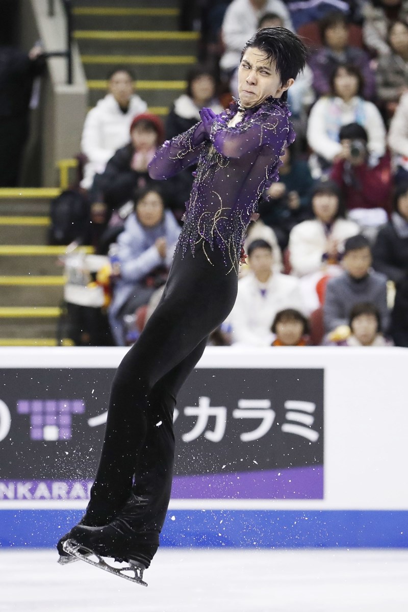 羽生結弦27日在花式滑冰大獎賽加拿大站長曲項目四度成功完成四周跳。(共同社提供)