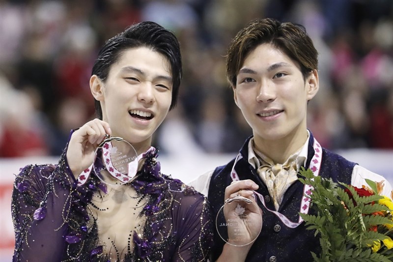 日本男子花式滑冰選手羽生結弦(左),27日在國際滑冰總會花式滑冰大獎賽加拿大站以壓倒性總分奪冠,田中刑事拿下第3名。(共同社提供)