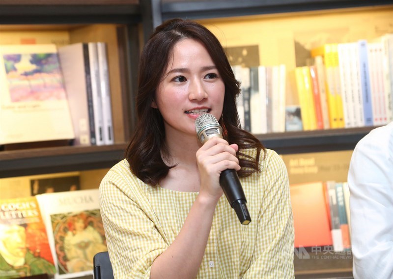 新書「做伙走台步：疼入心肝的24堂台語課」28日晚間在誠品松菸店舉行座談會，書中受訪者、台北市立大學附設實驗國民小學教師許沛琳與會表示，期望能創造更多讓學生說台語的機會，讓小朋友在課外仍有學習環境。中央社記者王騰毅攝　108年10月28日