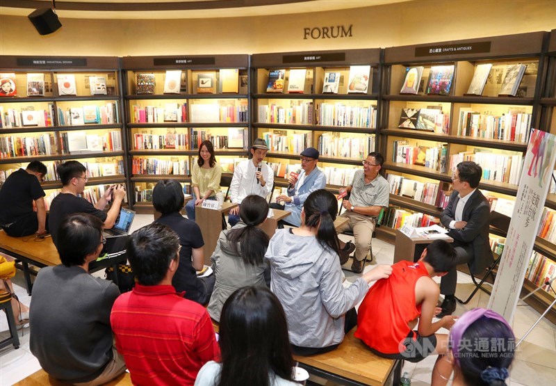 「做伙走台步:疼入心肝的24堂台語課」一書由印刻文學出版,集結中央社「文化+雙週刊」以「台語傳承」為主軸進行的24篇專訪,28日晚間在台北舉行新書座談,吸引不少民眾到場參與,反應熱絡。中央社記者王騰毅攝 108年10月28日