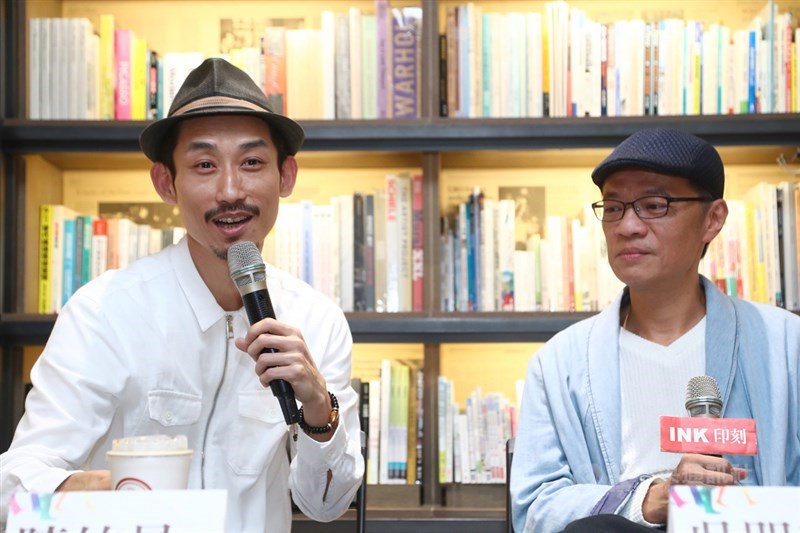 以台語文為脈絡的人物專訪新書「做伙走台步」28日晚間在誠品松菸店舉行座談分享,邀請書中受訪者、演員吳朋奉(右)與陳竹昇(左)出席,暢談他們在生活中講台語的趣事。中央社記者王騰毅攝 108年10月28日