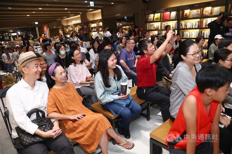 台灣第一本以台語文為脈絡的名人專訪「做伙走台步」出版,28日在誠品松菸店舉行新書座談會,吸引大批讀者到場參與。中央社記者王騰毅攝 108年10月28日