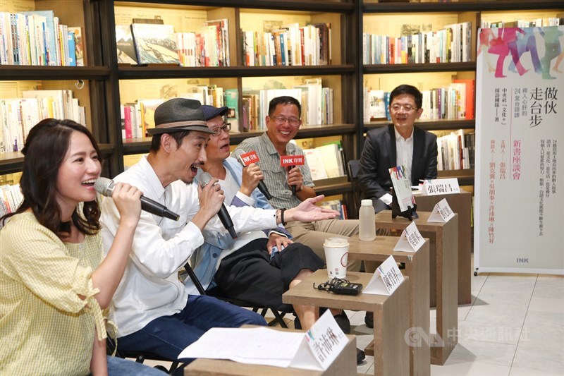 印刻文學出版的「做伙走台步:疼入心肝的24堂台語課」,28日晚間在松菸誠品舉辦新書座談會,邀請書中受訪者到場分享他們的台語文心事,主持人、中央社社長張瑞昌(右起)與董事長劉克襄、演員吳朋奉、陳竹昇及小學台語文老師許沛琳在座談尾聲同唱台語歌,為活動畫下完美句點。中央社記者王騰毅攝 108年10月28日
