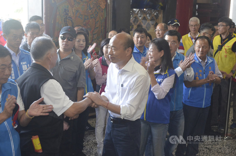 國民黨總統參選人韓國瑜(前左3)28日前往雲林斗六南聖宮參拜,廟方熱烈歡迎。中央社記者蔡智明攝 108年10月28日
