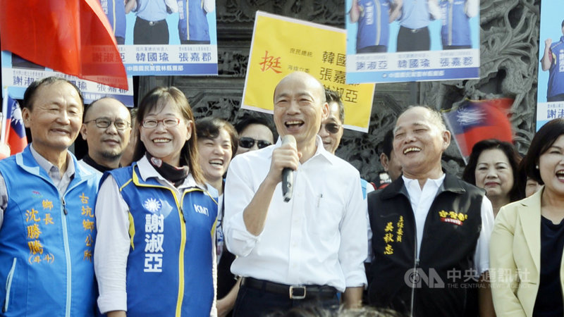 國民黨總統參選人韓國瑜(前左3)28日在國民黨立委參選人謝淑亞(前左2)陪同下,前往雲林斗六南聖宮參拜,圖為韓國瑜致詞。中央社記者蔡智明攝 108年10月28日