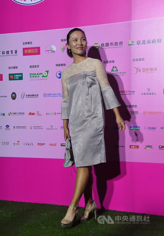 2019台灣裙襬搖搖LPGA歡迎晚宴28日在台北舉行,台灣旅日名將盧曉晴盛裝出席晚宴。中央社記者王飛華攝 108年10月28日