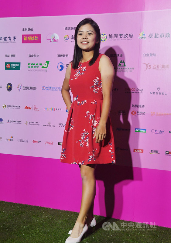 2019台灣裙襬搖搖LPGA歡迎晚宴28日在台北舉行,台灣高球女子好手徐薇淩以一襲紅色俏麗短洋裝出席。中央社記者王飛華攝 108年10月28日