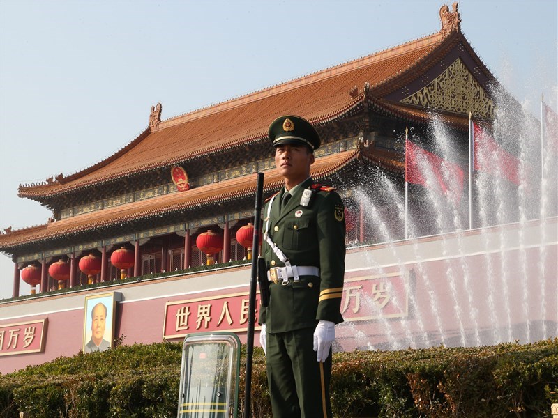 中國新疆再教育營親歷者在台現身說法。對此中共維持一貫基調,否認酷刑、性侵等事,宣稱僅提供職能培訓。圖為天安門。(中央社檔案照片)