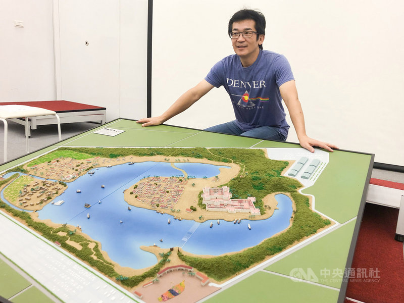 導演魏德聖29日說明「豐盛之城」歷史文化園區計畫,整體計畫從他的新片「台灣三部曲」出發,在位於台南烏樹林糖廠北邊的土地上,挖出一片「台江內海」,重現400年前荷蘭人初到台灣的景象,除作為電影拍攝場景,未來也將保留成具文化及美學教育功能的主題樂園。中央社記者洪健倫攝 108年10月29日