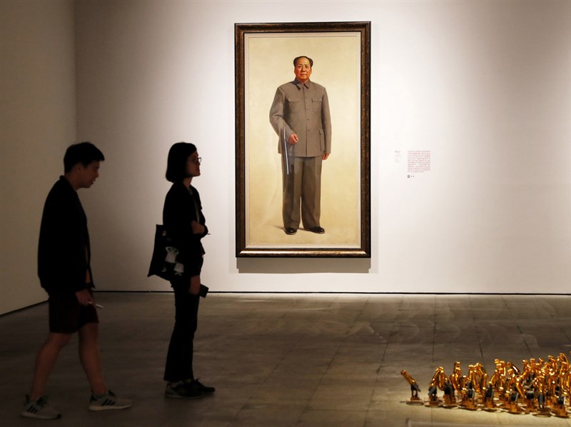 旅德作家胡曉平表示,自己寫作「紅色皇帝的孩子們」的初衷,是想讓大家知道毛澤東時代的真實。圖為藝術家靳尚誼的作品「毛主席全身像」。(中新社提供)中央社 108年10月29日