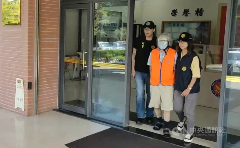 台中市賴姓男子(中)與姊姊有家族遺產糾紛,28日夥同2名男子到姊姊家,涉以膠帶綑綁並毆打姊姊與姊夫後逃逸,被警方循線逮捕送辦。(讀者提供)中央社記者蘇木春傳真 108年10月29日