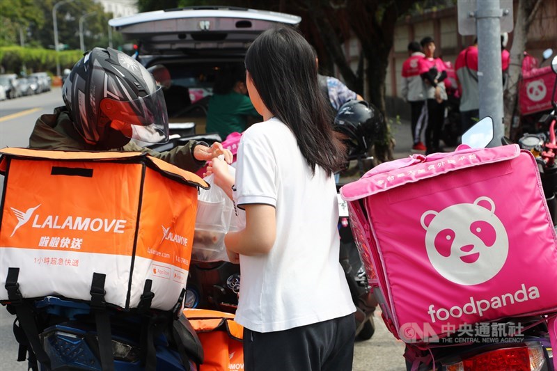 勞動部30日公布9家美食外送平台專案勞檢結果,foodpanda、Uber Eats、lalamove等5家外送業者與外送員屬於僱傭關係。(中央社檔案照片)
