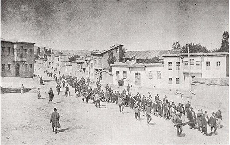 土耳其人1915年到1917年對亞美尼亞人展開的大屠殺等同於種族滅絕,這番說法獲得全球約30個國家承認。圖為亞美尼亞平民在鄂圖曼士兵引領下前往監獄。(圖取自維基共享資源,版權屬公眾領域)