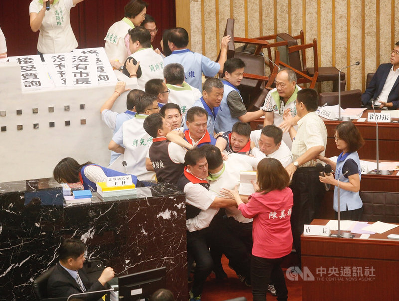 高雄市議會民進黨議員不滿市長韓國瑜31日缺席總預算交付審查，朝野雙方爆發激烈肢體衝突，主席台前眾人擠成一團。中央社記者董俊志攝　108年10月31日