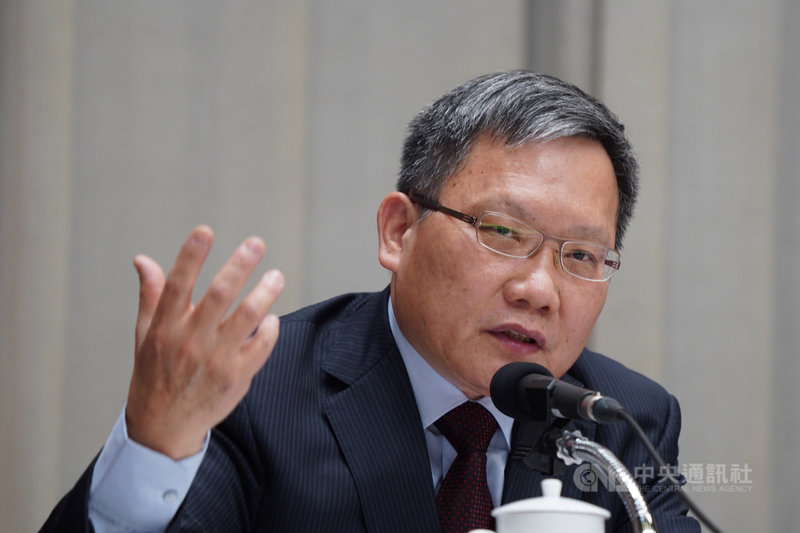 財政部中區國稅局與檢警聯手查獲不法集團開立大量小額統一發票詐領中獎獎金。對此,財政部長蘇建榮(圖)31日出席行政院會後記者會,向媒體說明防弊機制。中央社記者徐肇昌攝 108年10月31日