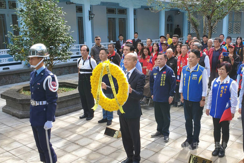 國民黨總統參選人韓國瑜(前左2)31日上午前往慈湖謁陵,儀式結束後並未受訪,隨即搭車前往下一個行程。中央社記者吳睿騏桃園攝 108年10月31日