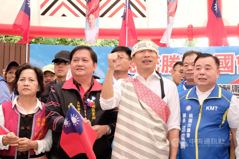 國民黨總統參選人韓國瑜土地傾聽之旅31日來到桃園市,上午在角板山出席原住民後援會,韓國瑜(前右2)表示,希望透過教育、醫療、建設與經濟這4項主要工作,來照顧原住民。中央社記者吳睿騏攝 108年10月31日