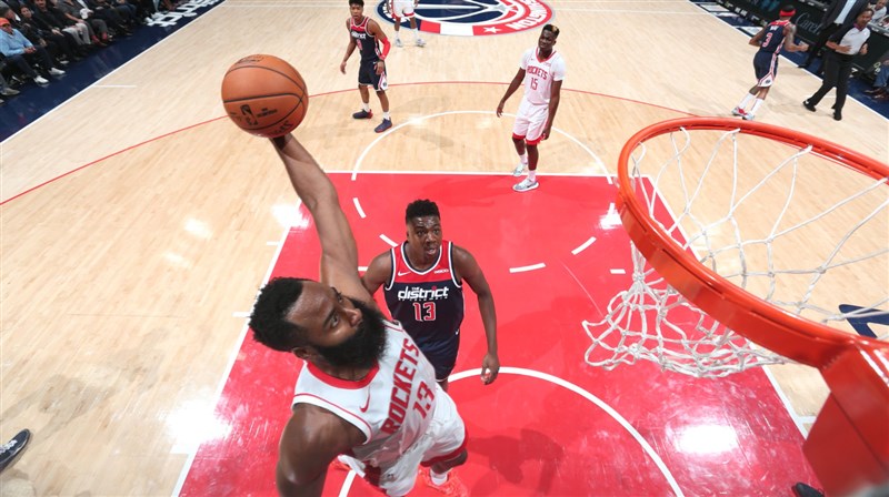 美國職籃NBA休士頓火箭30日作客華盛頓巫師，火箭球星哈登（前）單場豪取59分，帶領球隊終場以159比158、1分之差險勝巫師。（圖取自twitter.com/HoustonRockets）