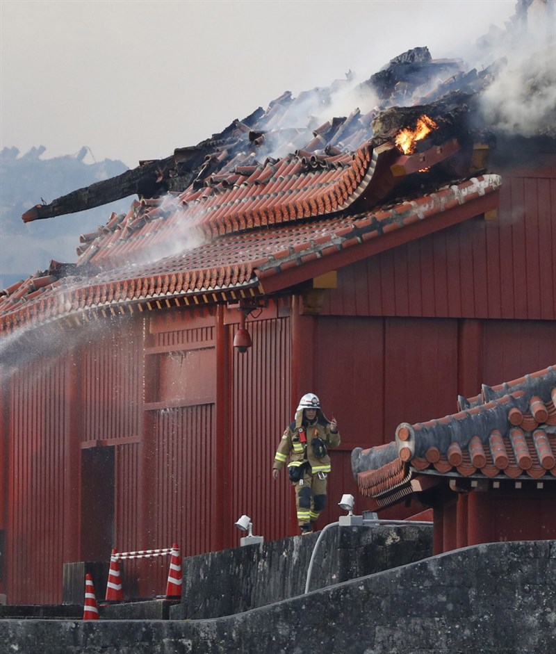 日本沖繩島列為世界遺產的首里城31日清晨發生大火,消防單位出動30輛消防車滅火,除了首里城最主要的建築物正殿之外,北殿、南殿也都燒毀。(共同社提供)中央社 108年10月31日