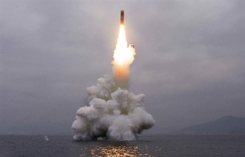南韓軍方表示,北韓31日下午朝南韓東方海面發射兩枚短程發射體。圖為北韓10月2日試射一枚潛射彈道飛彈。(圖取自勞動新聞網頁rodong.rep.kp)