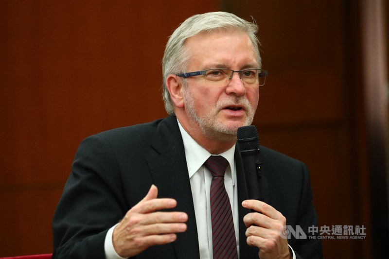 歐洲議會友台小組主席凱勒(Michael Gahler)率訪問團來台,外交部1日舉辦媒體茶敘,凱勒現場回應媒體提問。中央社記者王騰毅攝 108年11月1日