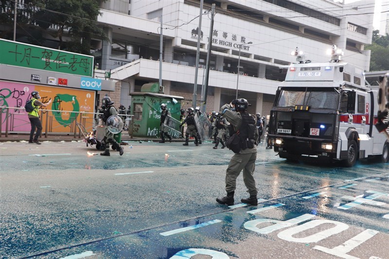 反送中民眾在10月1日中共建政70週年紀念日發起示威遊行,防爆警察以水炮車清場。(中央社檔案照片)