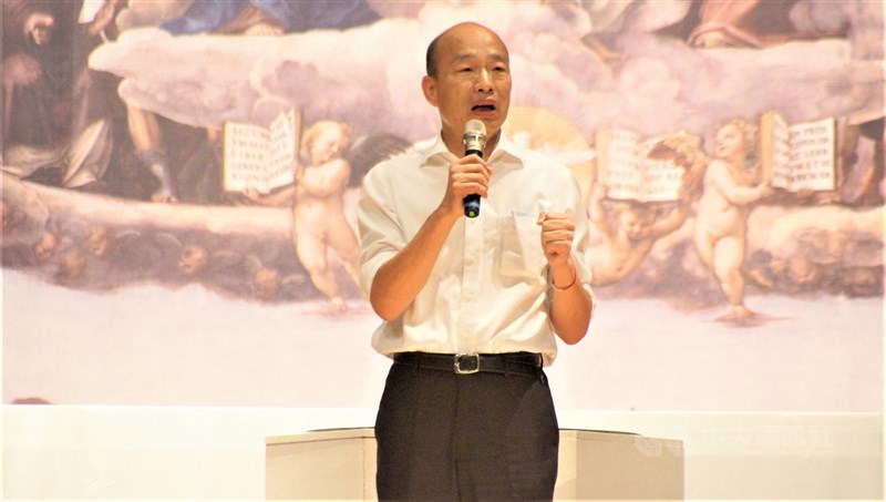 國民黨總統參選人韓國瑜31日表示,政府應協助青年將學貸利息降到最低,甚至由政府補貼全部利息。(中央社檔案照片)