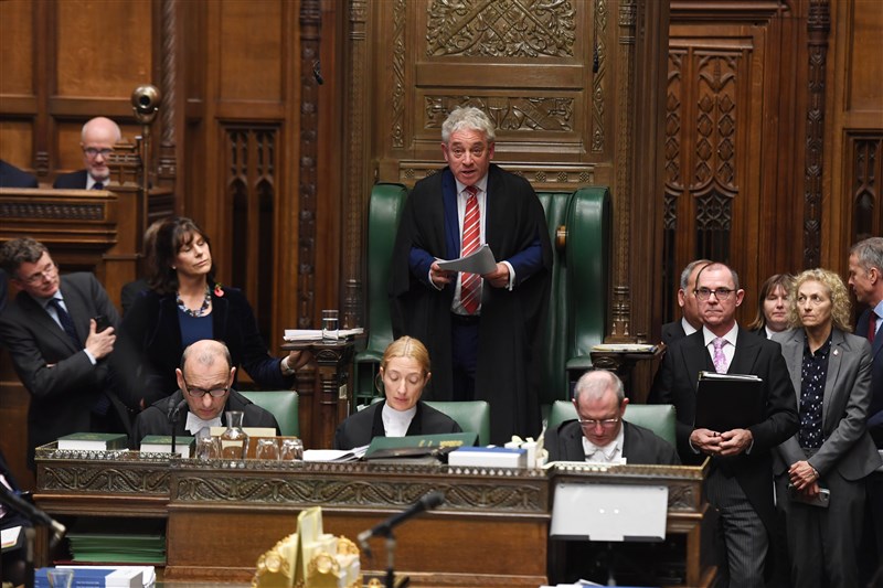 英國下議院議長貝爾考（後中）3年多來因國會辯論脫歐激烈交鋒夾在中間維持秩序成為爭議人物，他慘遭脫歐支持者唾棄，但受到反對脫歐者讚揚。（圖取自twitter.com/HoCPress）