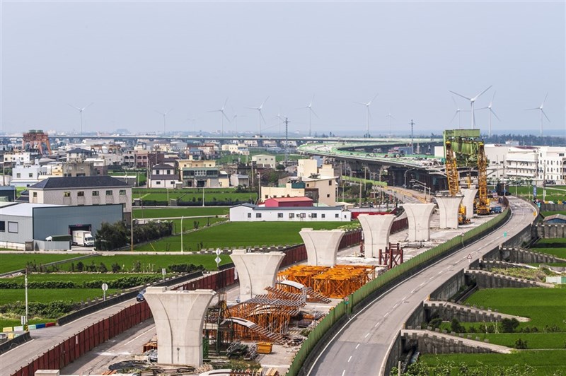 台61線西濱快速公路自81年起推動辦理,歷時27年,耗資1500億元興建,全線除新竹的鳳鼻至香山段外,將於109年春節前完工通車。(圖取自西濱快速公路後續建設計畫網頁wcexpressway.thb.gov.tw)