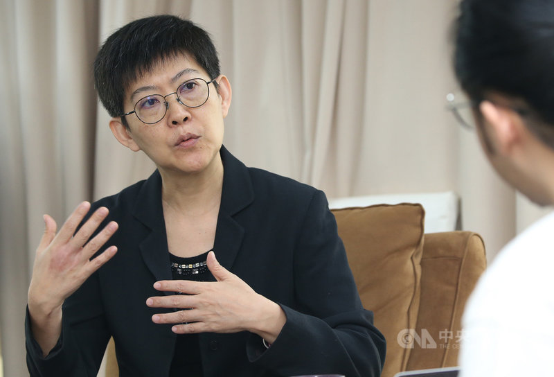 國際OTT平台(影音串流平台)帶著多元內容登陸台灣,讓傳統影視音業者感受到巨大壓力,公視總經理曹文傑接受中央社專訪時表示,台灣影視音內容得開始改變,且堅持地做下去。中央社記者鄭傑文攝 108年11月2日