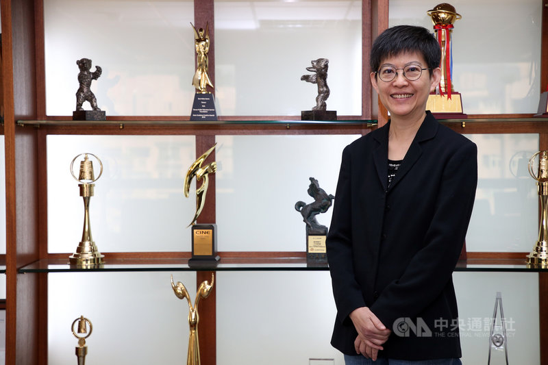 公視總經理曹文傑接受中央社專訪時表示,「這幾年專案預算(文化部)的補助之下,公視有比較充裕的經費,所以我們把經費做了一些調整,就是讓製作團隊可以有比較合理的利潤,然後鼓勵影視音產業更多人願意進來投身這一塊」,曹文傑坦言,這是改變的第一步。中央社記者鄭傑文攝 108年11月2日