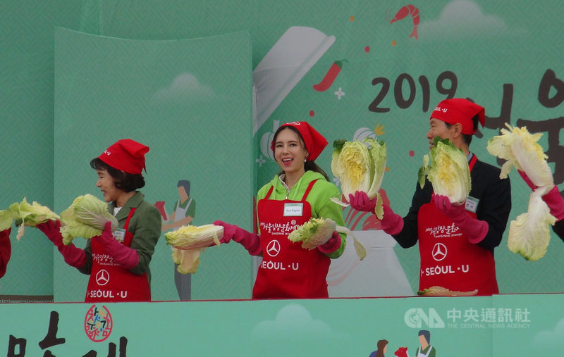 韓國藝人艾娃(中)2日在首爾廣場參加「2019年首爾越冬泡菜文化節」活動,與民眾互動熱烈。中央社記者姜遠珍首爾攝 108年11月2日